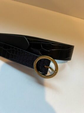 Women's Black Croc-Embossed Belt with Gold Round Buckle